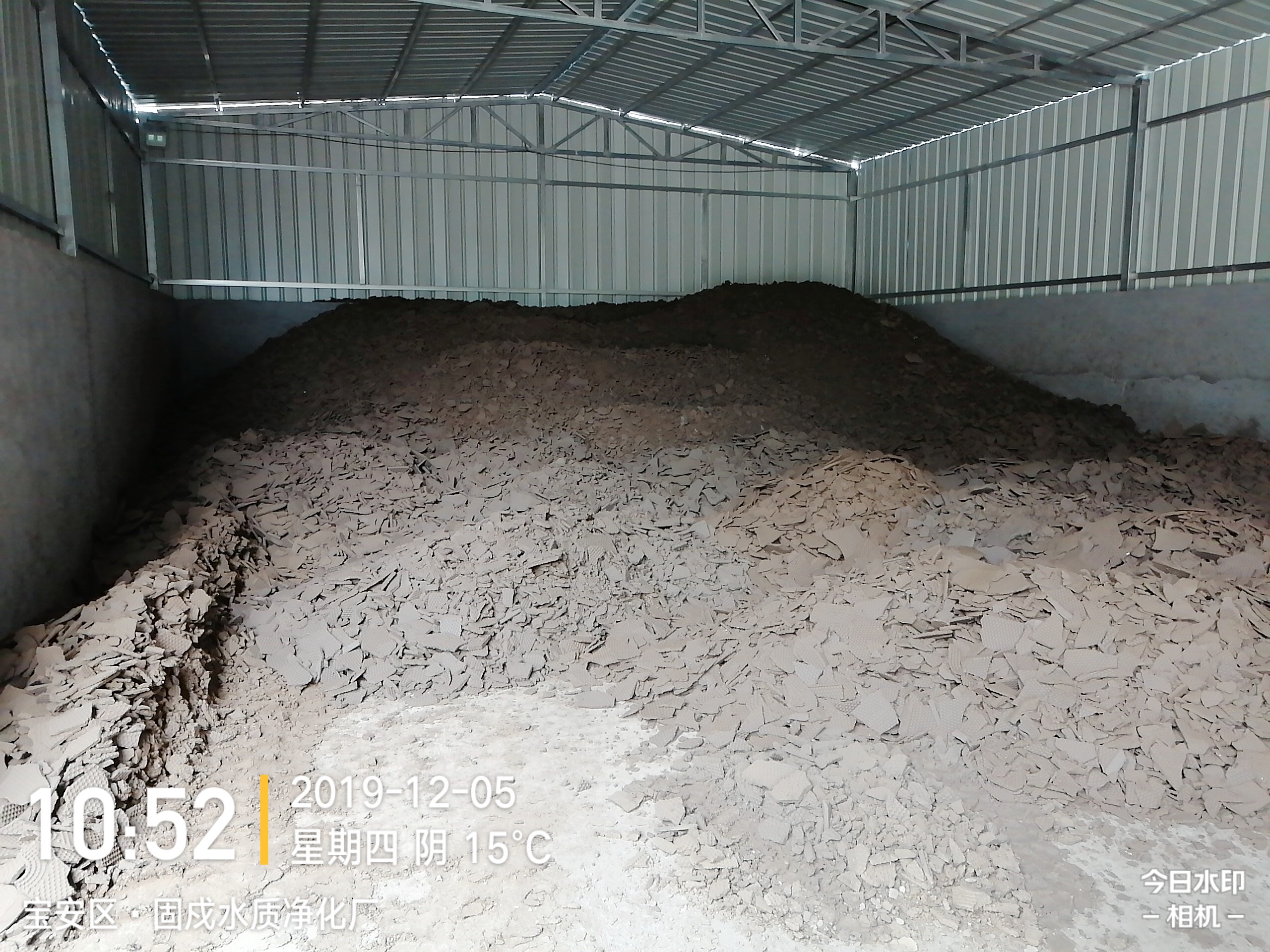 污泥高效脫水_諾冠環(huán)保污泥調(diào)理劑降低污泥含水率