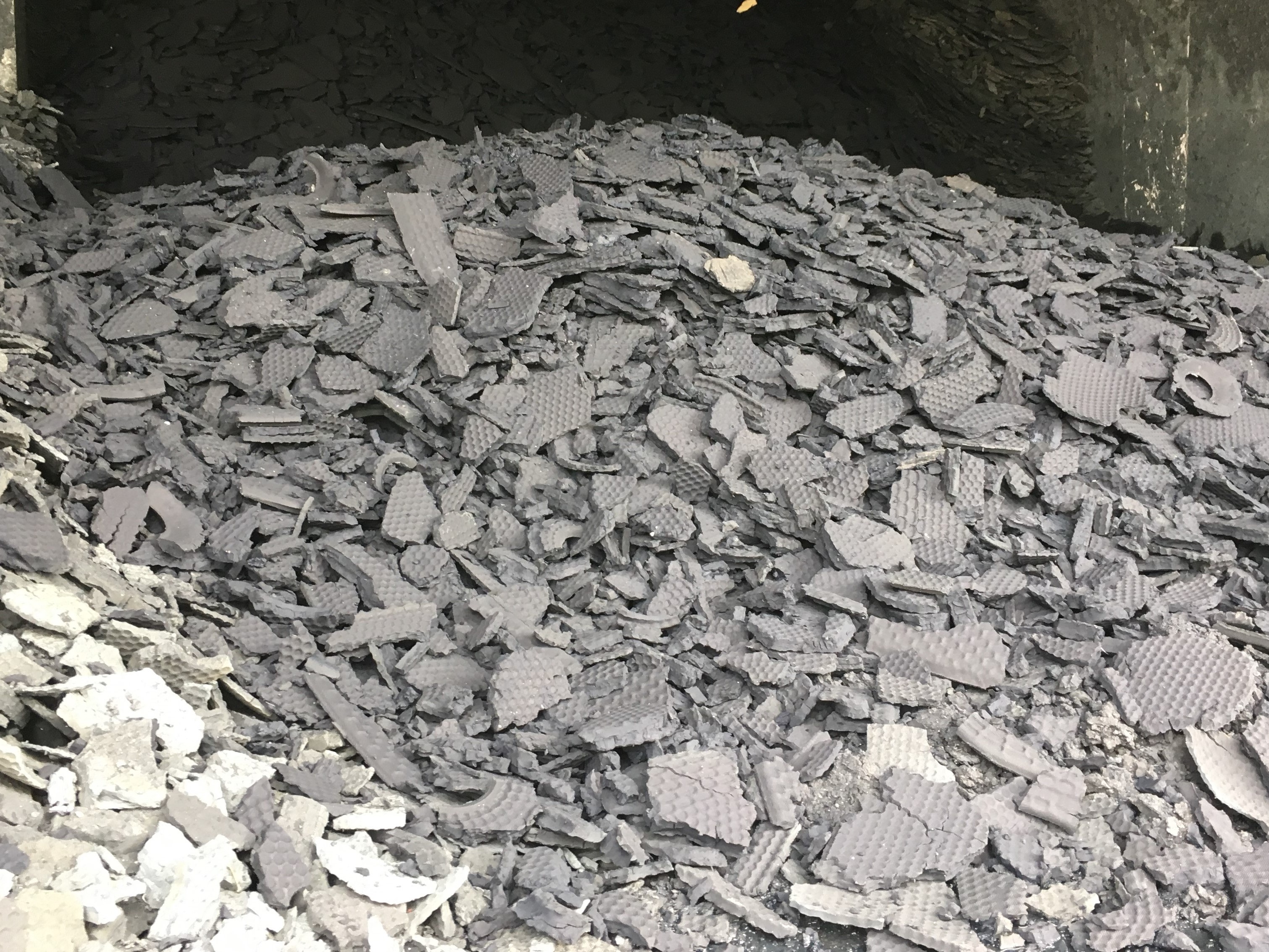 傳統(tǒng)污泥脫水藥劑脫水不徹底，污泥調(diào)理劑污泥深度脫水。