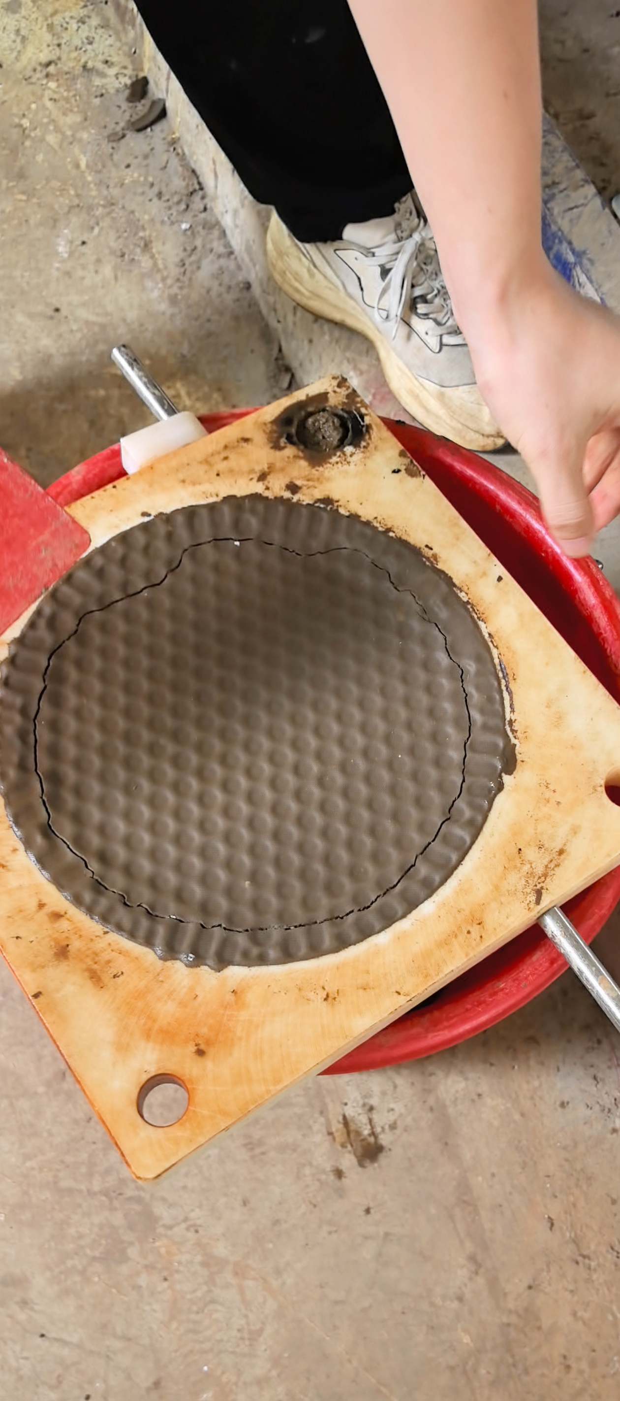 污泥又黏又濕處理慢？加點(diǎn)“速效瘦身劑”，成本直降60%！